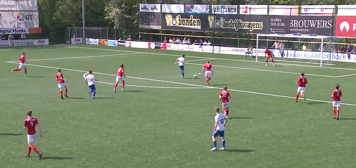 Viel me zo maar op toen ik beelden van Urk-Excelsior'31 terugkeek. Misschien wel exemplarisch voor de wedstrijd van gister. Acht spelers in het rood kijken toe hoe Klaas Romkes de 1-0 scoort.