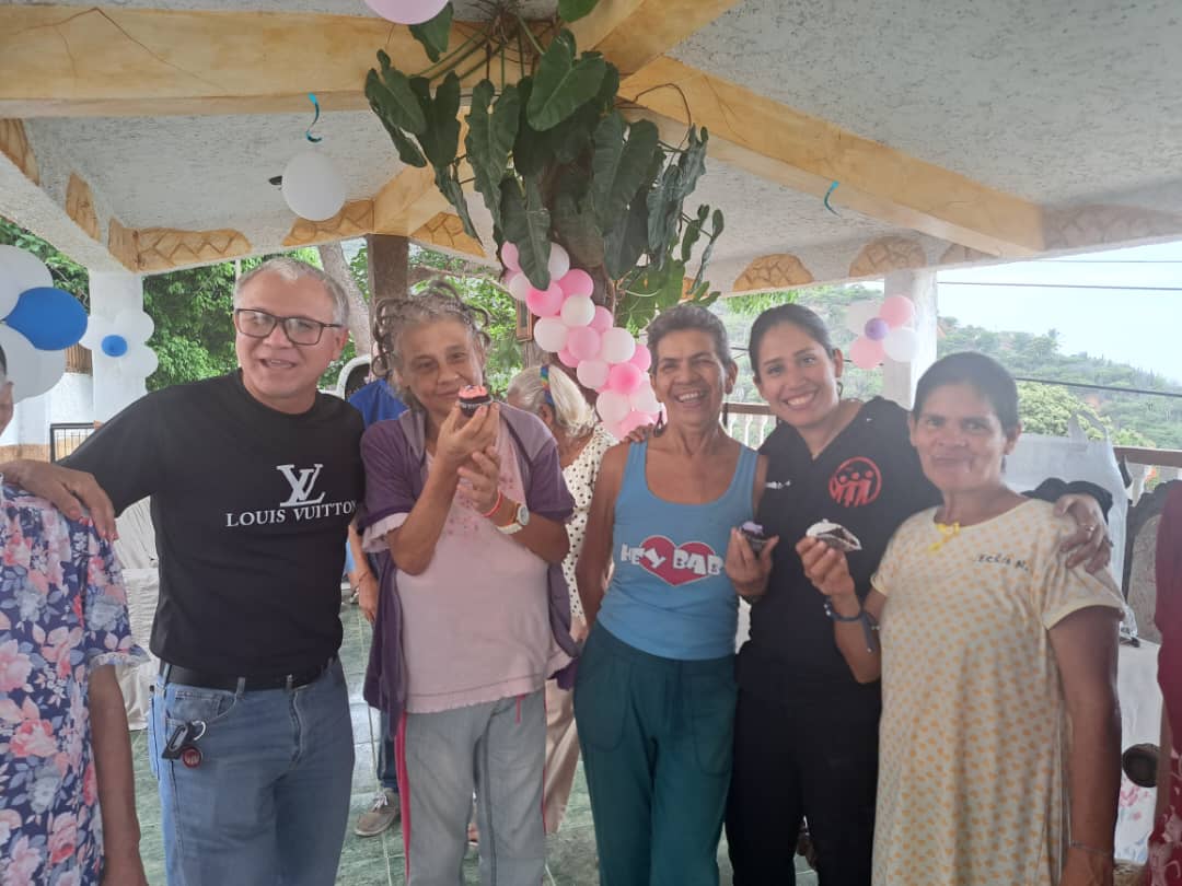 Para honrar y regalar un gesto de amor en el Día de las Madres a las adultas mayores de las Res. Socio-Asistenciales, el equipo de trabajo de la Dra. <a href="/MagaGutierrezV/">Magaly Gutiérrez Viña</a> se desplegó para regalarles un bello presente. #DíaDeLaMadreEnAmor <a href="/MinTrabajoVE/">Ministerio del PP para el Proceso Socia de Trabajo</a> <a href="/torrealbaf/">Francisco Torrealba</a> <a href="/NicolasMaduro/">Nicolás Maduro</a>