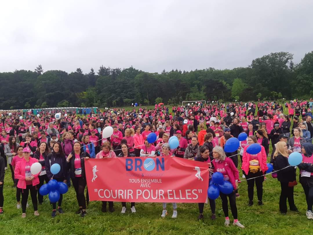 'Elles' sont formidables ! 💟💟💟

'Elles', ce sont les 65 femmes de la Ville de #Bron, élues et agents, qui ont formé cette belle équipe pour #CourirPourElles !

Une pensée pour celles qui se battent contre le #cancer, pour les aidants et pour celles qui nous ont quittées #santé