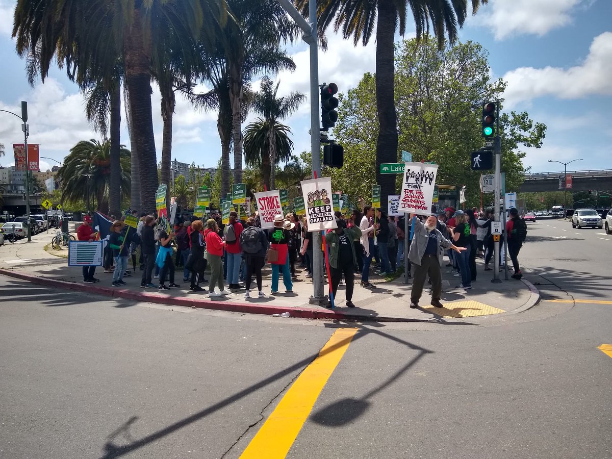 DSAEastBay's tweet photo. 🚨URGENT🚨Library techs at Oakland Unified are standing in solidarity with Oakland teachers and refusing to cross the picket line! 🤝
Library techs are not union members and don't have access to the strike fund!
Please donate 💵 so that a financial assistance fund can be created! https://t.co/PeDwIZYype