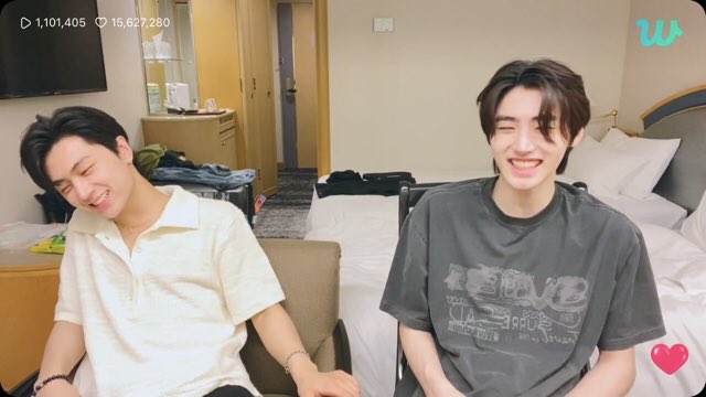 aloofkittyy2's tweet photo. JayHoon live that turned into OT7 livestream!!! I love my ENHYPEN so so much!!! also, this is their first ever 1 Million actual live viewers!! happy 1M! 🤩

they are very happy and comfortable now! my heart is happy!! such a beautiful moment to witness!!! 🫶🏻🥺 @ENHYPEN_members https://t.co/oIlWygoKMo