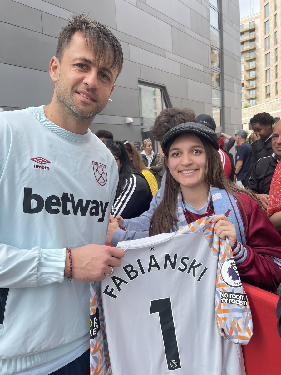 SophielouWhu's tweet photo. Thank you for your shirt after the game today @LukaszFabianski #SuperFab ⚒️ #COYI https://t.co/baIasVLxIW
