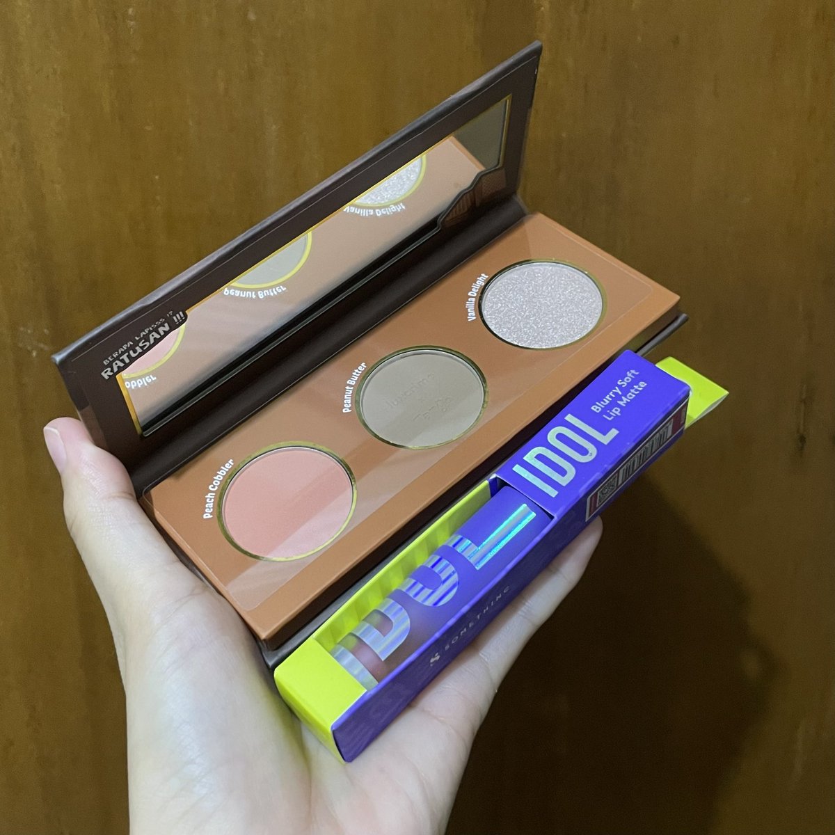 azeclair's tweet photo. Siapa ya yg beruntung dapetin face palette &amp; lippies ini?🫣

✅face palette by Luxcrime
✅blurry soft lip matte by something (hunter)

Aku giveaway buat 1 orang yg beruntung. All new✨

Syaratnya cuman RT + Follow aku aja. Jangan lupa reply “mau dund”

Diundi lusa, good luck! https://t.co/J5H7VQN1fP