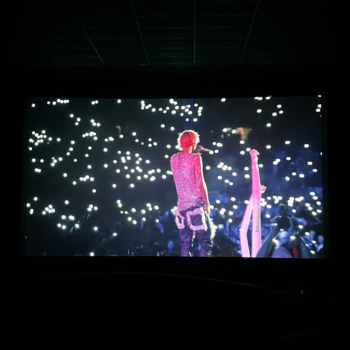 machineguncol's tweet photo. in my darkest times you never fail to relight my soul and remind me that no matter how isolating this world may feel, we will always have a family through your music #MainstreamSelloutMovie 

thank you @machinegunkelly,
i really needed this… 🥹💗 https://t.co/Hbm3rZId2o