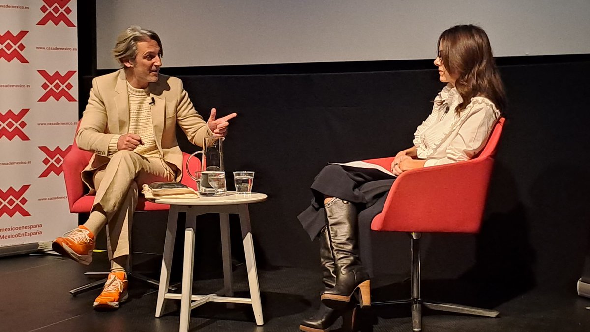 💬Un diálogo informal y a la vez profundo en el que salieron a la luz recuerdos de la infancia o adolescencia entre bambalinas, cuestiones de identidad, "santos actorales", educación, libertades, el ritmo acelerado del audiovisual y sobre el papel del teatro en sus vidas.