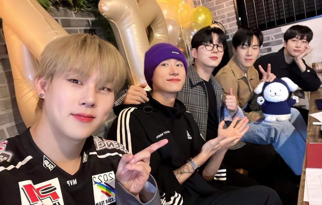 luvhwonx's tweet photo. WTF I'M SO HAPPY https://t.co/w67TRwbHf4
