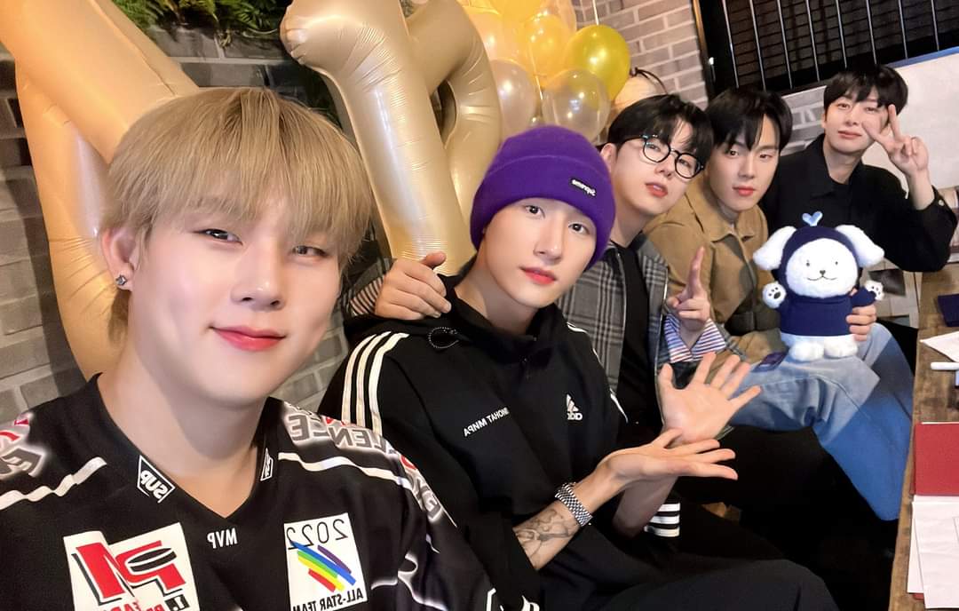 luvhwonx's tweet photo. WTF I'M SO HAPPY https://t.co/w67TRwbHf4