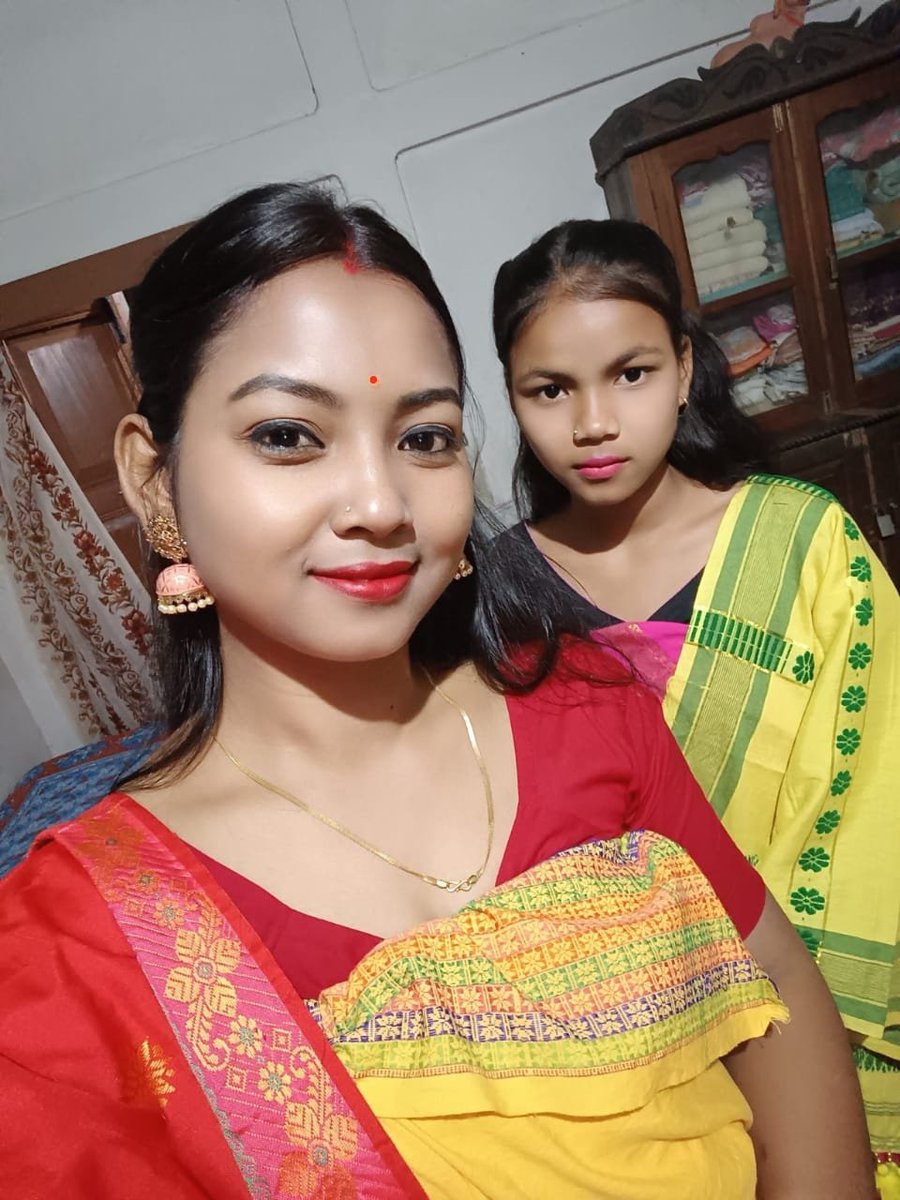 Barna95's tweet photo. Cause  PATANI adds Extra Beauty to Every Woman ! ☺️🌻❤️❤️

#selfmade 
#weavingyarn 
#handloomlove 
#KochRajbongshi 
#Patani ❤️❤️❤️ https://t.co/CnwIisKIyI
