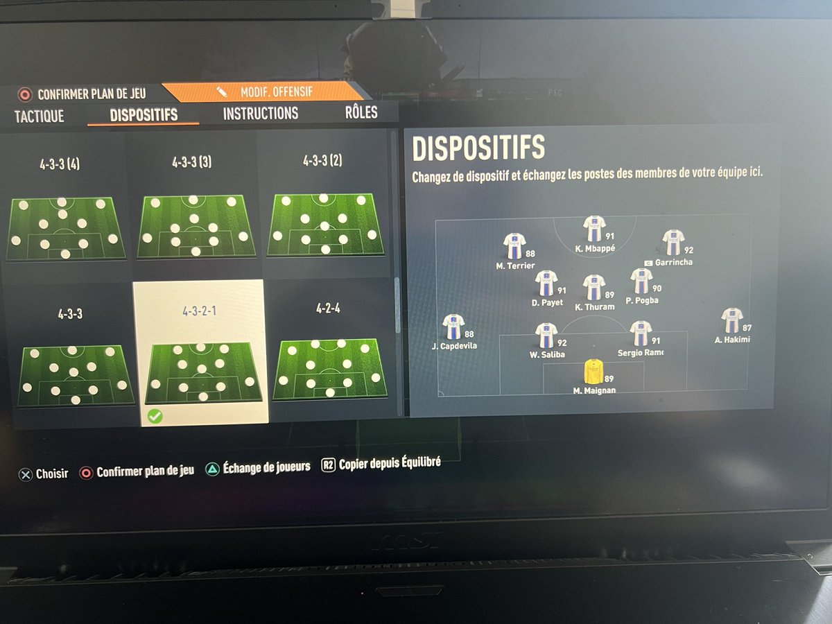 JijiplF's tweet photo. @ThipFIFA j’ai 1millions 2 de budget                               je suis en div 5 et mes deux dernier fut champs j’ai fait 11 victoires                          j’hésite entre desailly fut birthday et le pack https://t.co/1EwQFAYhrV
