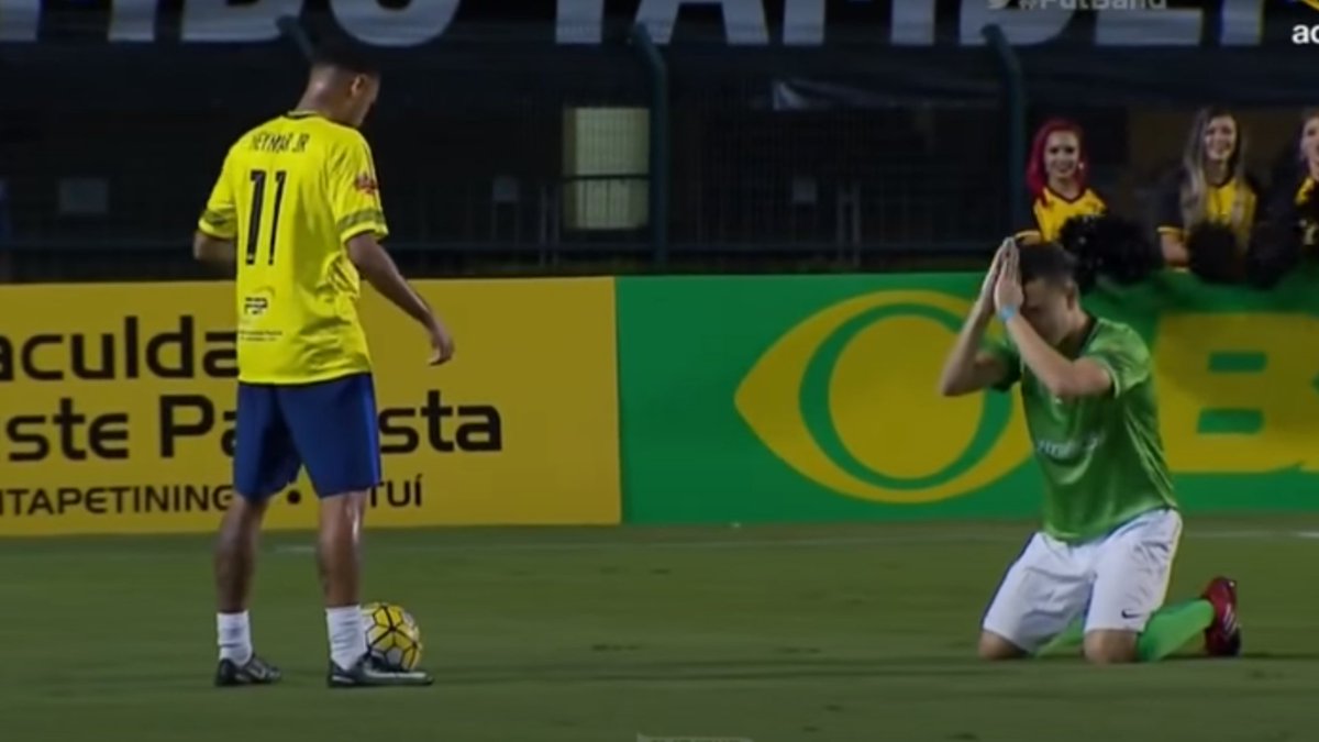 TrollFootball's tweet photo. Ben White against Mitoma https://t.co/Kh1mXiWTsz