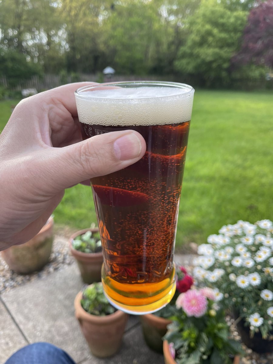 IanSlaterPhoto1's tweet photo. Cheers Twitter. Don’t worry, that is a pint. #opticalDelusion https://t.co/PULJZmG30f