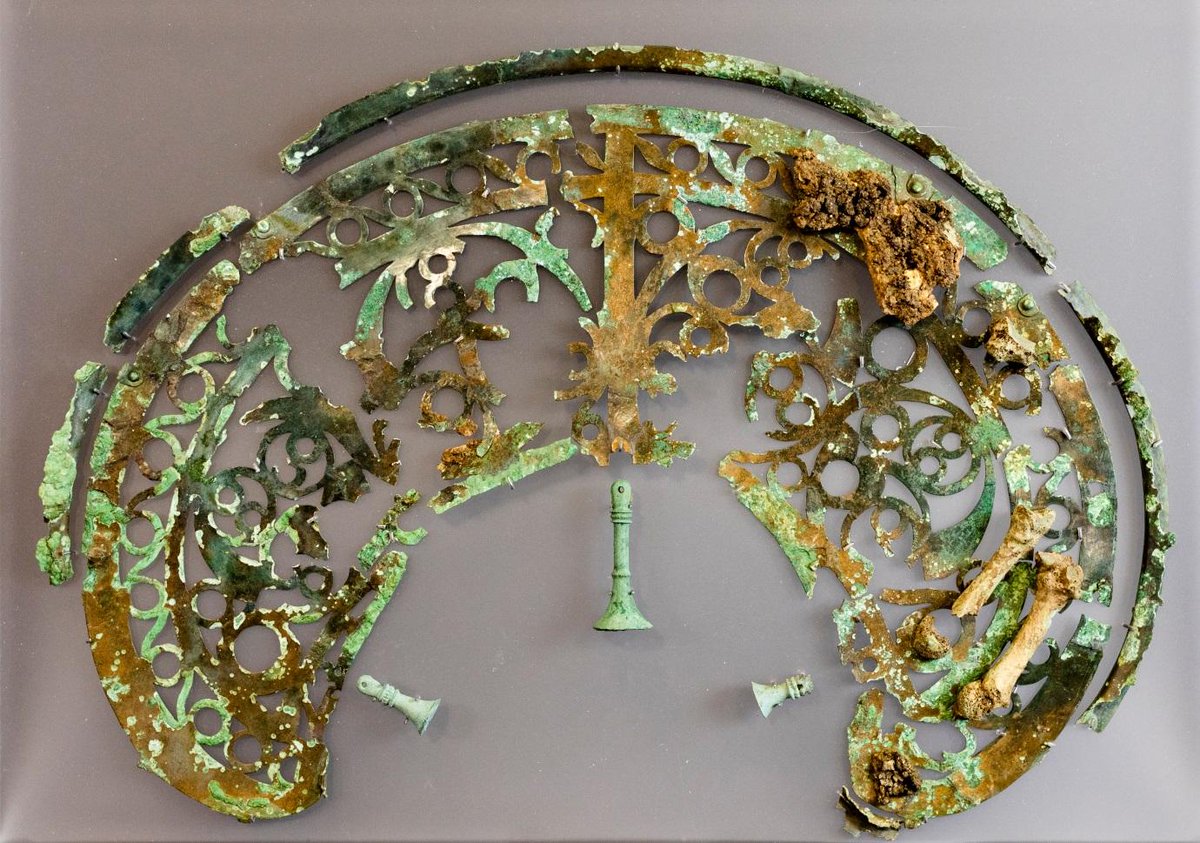 JustHistoryPost's tweet image. An Iron Age helmet found in North Bersted, West Sussex, made c50 BC, alongside a reproduction. One of only 4 Iron Age helmets to be found in Britain, the openwork crests of the helmet are a unique find worldwide. Held @TheNovium #ancient #history