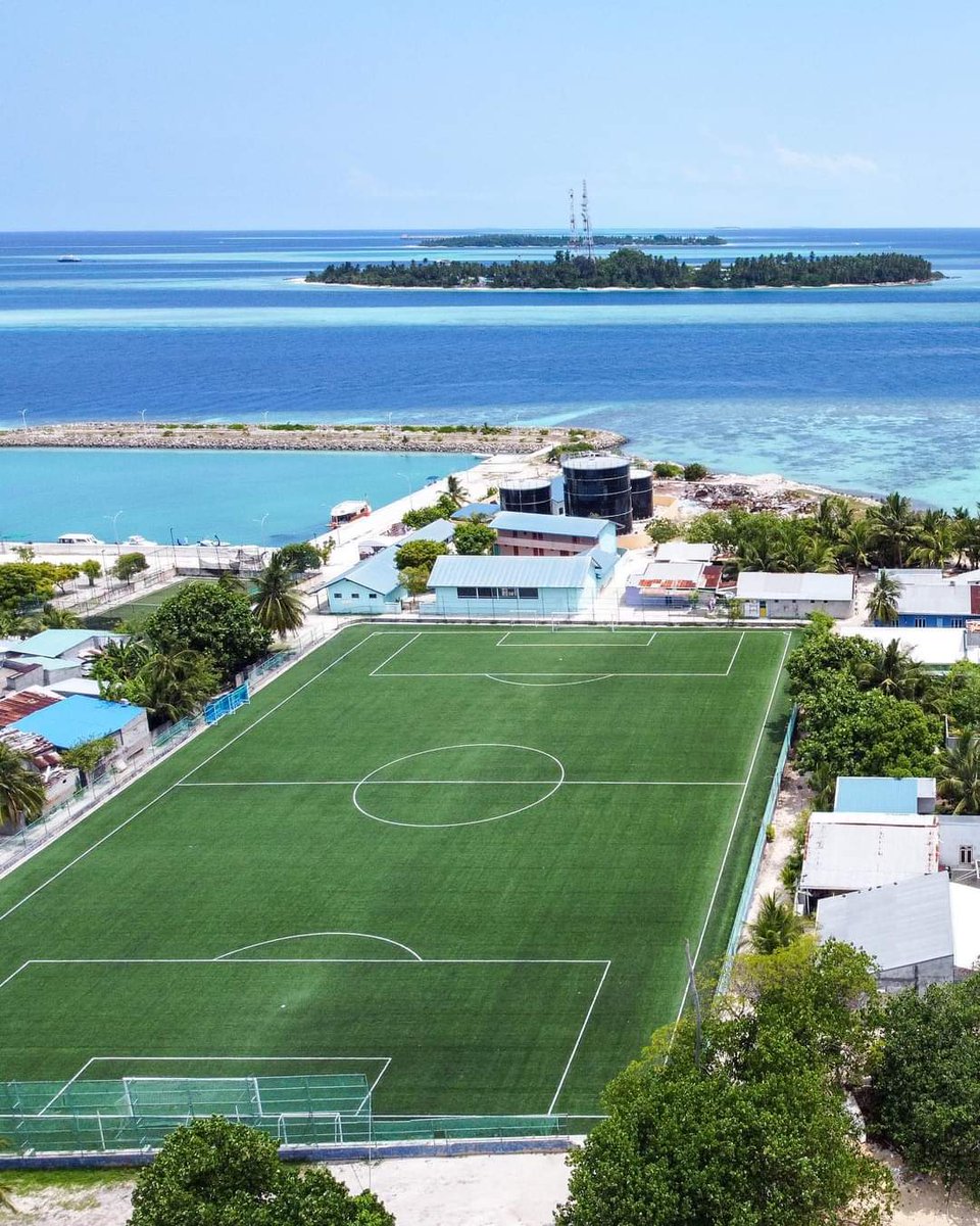 lujainn_75's tweet photo. ވ.ކެޔޮދޫ  ފުޓްބޯޅަ ދަނޑު 😍

ޒުވާނުންގެ އުއްމީދުތައް ހަގީގަތަކަށް ! 
ޒަމާނީ ފުޓްބޯޅަ ދަނޑުގައި ޓާފް އެޅުމުގެ މަސައްކަތް ނިމިފަ.
އާބާދީއަށް ބަލައި ހިދުމަތުން މަހުރޫމް ކުރެވުނު ޤަދީމީ ސިޔާސަތު ބަދަލުކުރުވައިފި! އަސްލު ޖަޒީރާ ރަށްތަކެއްގެ ދިރިއުޅެމުންދާ ރައްޔިތަކަށް އެ ރައްޔިތަކު ބޭނުންވާ މިންވަރަށް ހިދުމަތް ފޯރުކޮށްދެވިދާނޭކަން އަދުގެ ސަރުކާރުން ދައްކުވައިދީފި ! ހަގީގަތަކަށް ވާނޭކަމަށް ޤަބޫލުކުރަން ދަތިވެފައި ތިބި އެތައް ވިސްނުމަކަށް ހަގީގަތުން ބަދަލުގެނުވައިފި!
 އަދު ދިވެހި ޒުވާނުންނަށް ވީތީ އަދަދުން ތަފާތުކުރުމެއްނެތްކަން ސާބިތު ކޮއްދެއްވައިފި!  ޝުކުރިއްޔާ 
ރައީސުލް ޖުމްހޫރިއްޔާ  @ibusolih
ޔޫތް މިނިސްޓަރ @AhmedMahloof 
އެމް.ޕީ @hussain_gasim 
📷 Visit keyodhoo