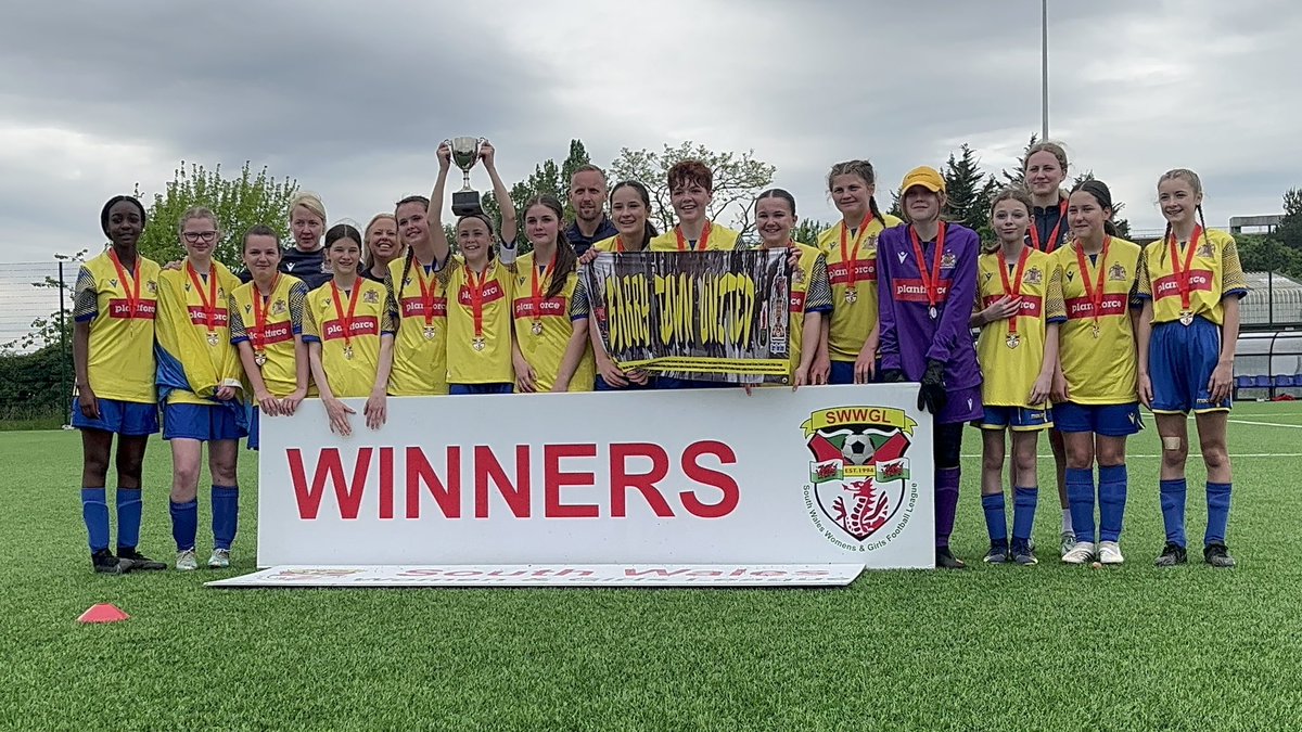 NicolaBethell's tweet photo. 💙💛🏆2023 league Trophy Winners 🏆 💛💙

1-0 down halftime to win 3-1 against Pontypridd Town!

Couldn’t be more prouder of these girls, they were absolute fantastic and battled til the bitter end!

@BarryTownUnited @btuwomenfc @Pel__Droed https://t.co/1kFjnx1A2N