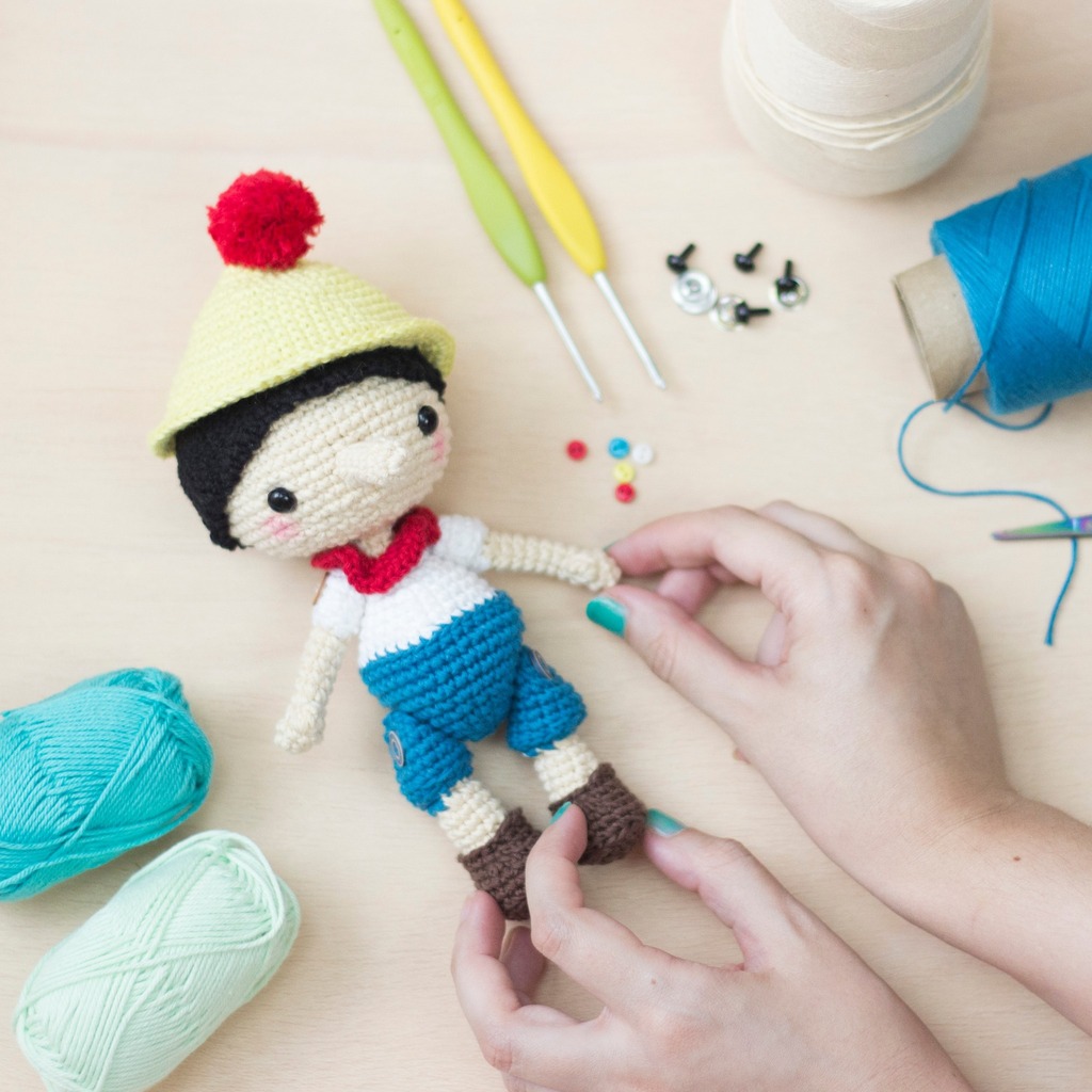 Crear amigurumis para mí es como tejer magia. Con tus propias manos, puedes dar vida a personajes adorables y únicos que robarán el corazón de grandes y pequeños, que les harán transportarse a momoentos únicos y felices. El proceso de crear amigurumis es… instagr.am/p/CsOyzZLvtVD/