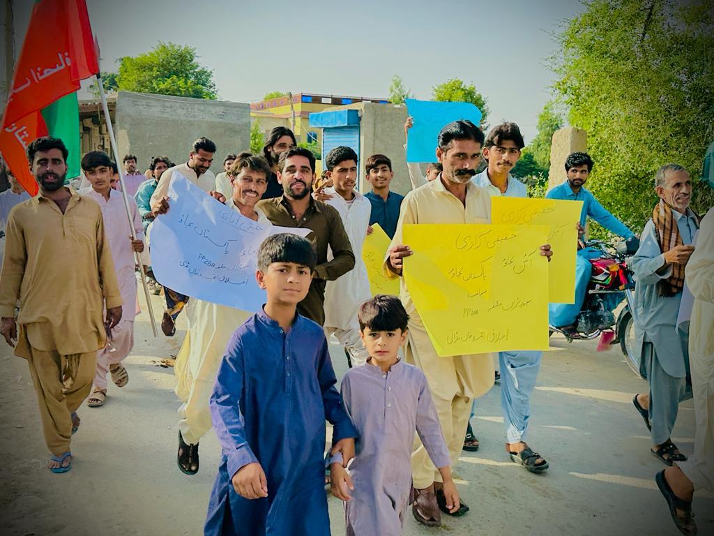 PTISPOfficial's tweet photo. جنوبی پنجاب کے ضلع ڈیرہ غازی خان #PP288 میں چیئرمین عمران خان کی کال پر خواتین کا مختلف جگہوں پہ احتجاج۔
#آئین_بچاؤ_پاکستان_بچاؤ https://t.co/wLOe9R2nr3