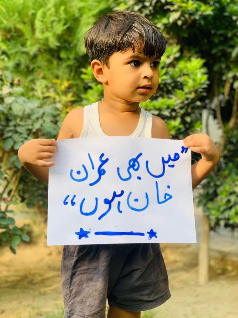 PTISPOfficial's tweet photo. جنوبی پنجاب کے ضلع ڈیرہ غازی خان #PP288 میں چیئرمین عمران خان کی کال پر خواتین کا مختلف جگہوں پہ احتجاج۔
#آئین_بچاؤ_پاکستان_بچاؤ https://t.co/wLOe9R2nr3