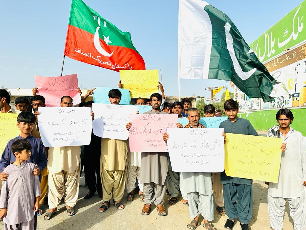 PTISPOfficial's tweet photo. جنوبی پنجاب کے ضلع ڈیرہ غازی خان #PP288 میں چیئرمین عمران خان کی کال پر خواتین کا مختلف جگہوں پہ احتجاج۔
#آئین_بچاؤ_پاکستان_بچاؤ https://t.co/wLOe9R2nr3