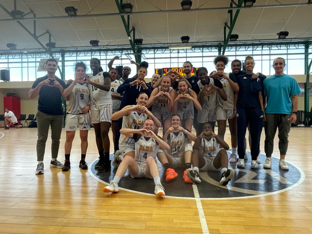 Coach_Costa5's tweet photo. Bravo aux U18F du @BasketLMA qui gagnent le match pour la 3ème place du championnat de France 🏅. https://t.co/xrUTRxEfFB