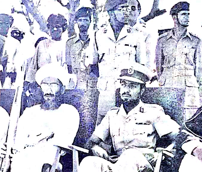 صورة تحمع المغفور لهما جلالة السلطان قابوس بن سعيد بن تيمور آل سعيد والشيخ عبدالله بن زاهر  بن غصن الهنائي رحمهما الله ، في بداية السبعينات من القرن الماضي.