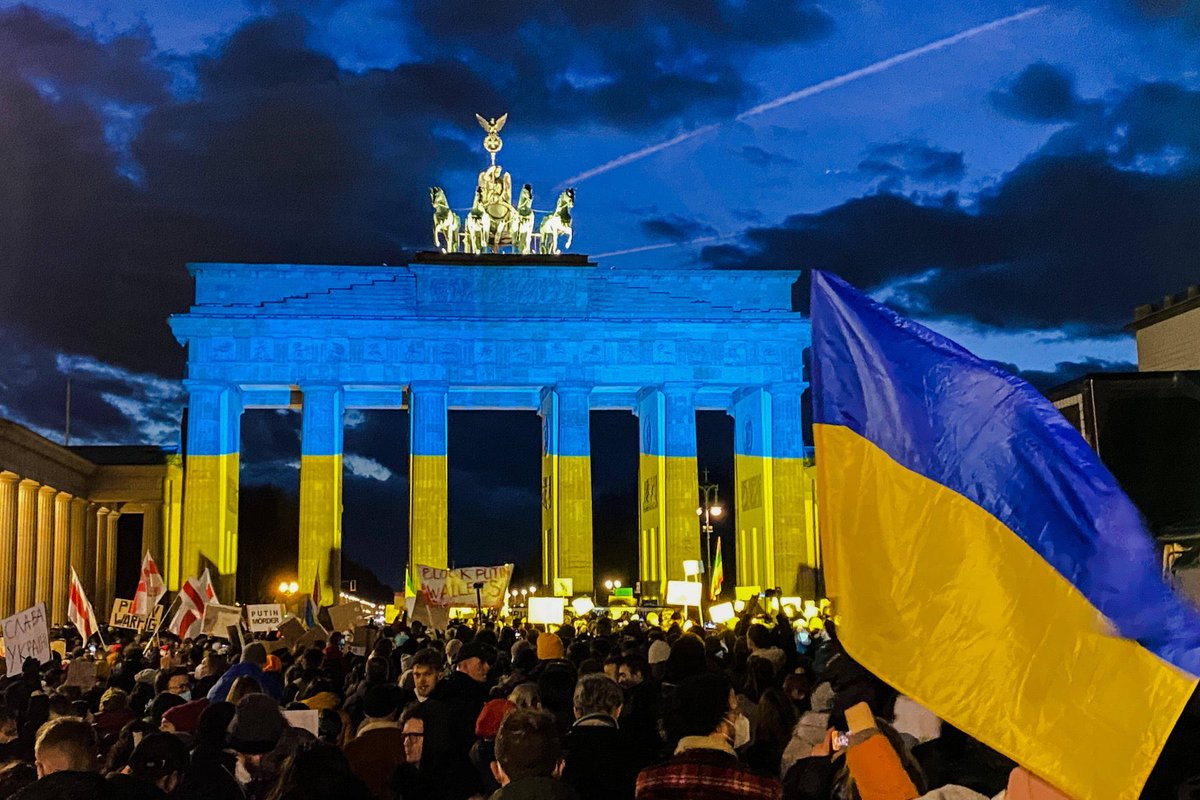 Vor 16 Monaten hat Deutschland der #Ukraine 5000 Helme angeboten.
Heute gibt 🇩🇪 der 🇺🇦 ein neues 3 Mrd€ mil. Hilfspaket & Präsident @ZelenskyyUa den #karlspreis2023. 

Es war ein langer, harter Weg. Wir sind verdammt weit gekommen. #DankeDeutschland, & weiter so 💙💪♥️🖤
#DE4UA