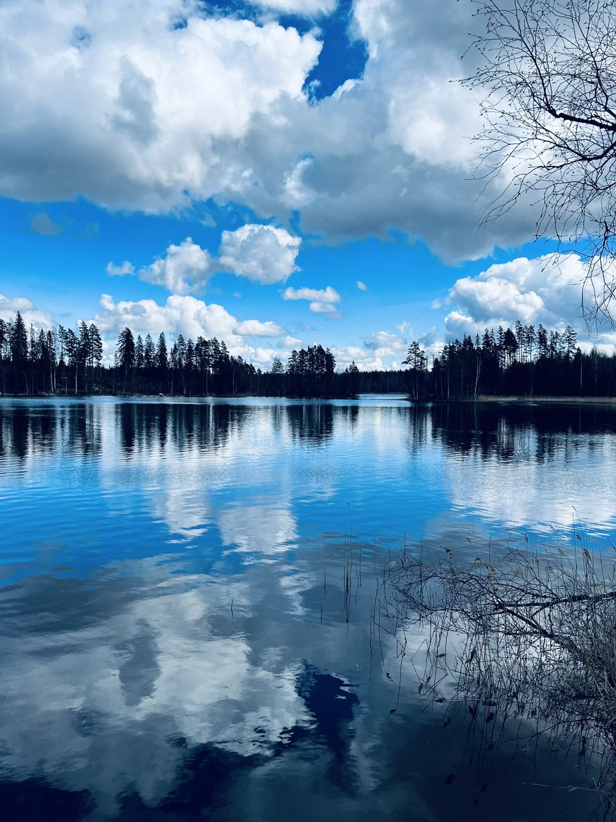 Kevät ja luonnossa liikkuminen  - takuuvarma resepti palautumiseen ja hyvinvointiin. Aurinkotervehdyksiä aamutuimaan terassilla ja sitten metsään reippailemaan. Päivän päätteeksi kehon- ja mielenhuoltoa saunassa ja järvessä vuorotellen🌞