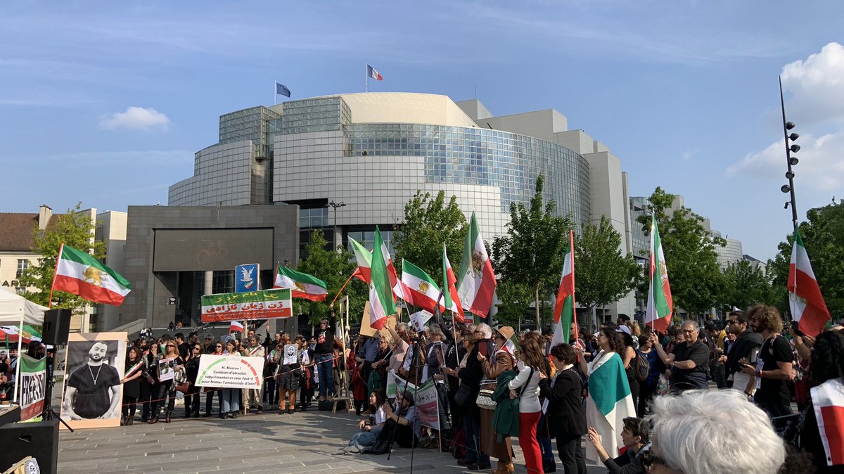 nicolas_mig1's tweet photo. Paris, dimanche après-midi, cris pour la Liberté.
#FemmeVieLiberté https://t.co/Gjl5k3SlAu