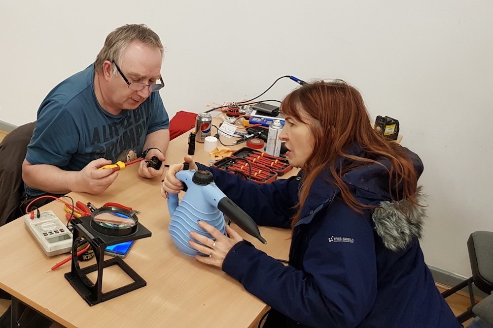 edleeds's tweet image. Great to see the @RepairCafeLeeds movement coming properly to south #Leeds, with monthly events starting in #BelleIsle + #Holbeck on 20 + 27 May. We especially need more fixer volunteers: get in touch / spread the word! Full info via @SouthLeedsLife: southleedslife.com/the-repair-caf…. Ta.