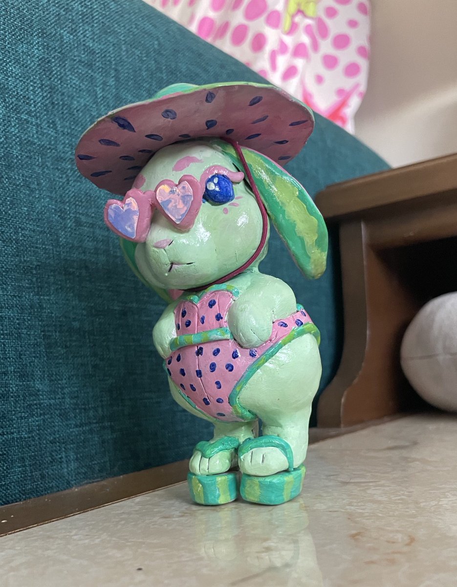 SketchBline's tweet photo. Watermelon bunny sculpture, part of a series based on some adoptables I did a while back! :^)
#polymerclay #sculpture #sculpting https://t.co/2yKmnBLYjl