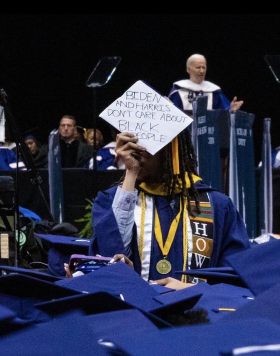 CitizenFreePres's tweet photo. A student at Howard University's graduation protested Joe Biden yesterday. 

"Biden and Harris don't care about black people." https://t.co/1GTeNvYGwT