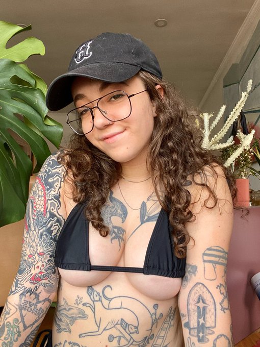 suspicious lack of boobs on the TL today https://t.co/jL2gRbrkz4