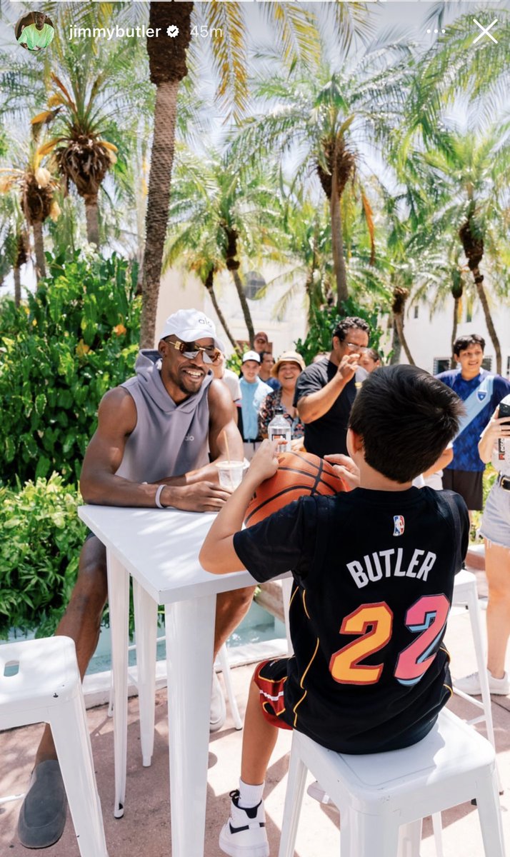 PlaybookSN's tweet photo. Jimmy Butler is a man of the people ✊🏼

You won’t see many athletes doing this nowadays  https://t.co/gNdYUKqGYr
