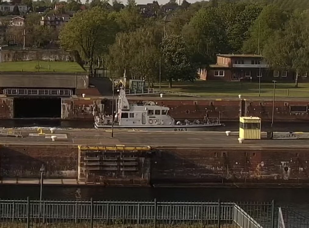 WarshipCam's tweet photo. HMS Exploit (P167), HMS Example (P165) and HMS Express (P163) Archer-class P2000-type patrol vessels going through the Kiel Locks on the Kiel Canal in Germany - May 14, 2023 #hmsexploit #p167 #hmsexample #p165 #hmsexpress #p163
SRC: webcam https://t.co/4oPvh5ybdm