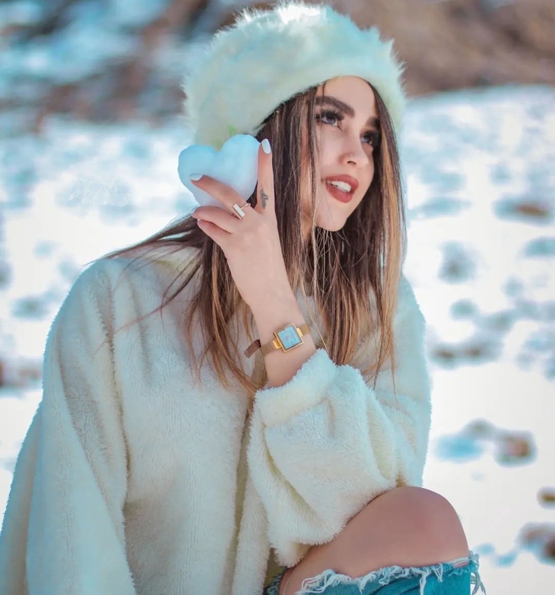 او تو را رها کرد و رفت؟ خب من می مانم 
و عصای دستت میشوم
همدم و هم نفس روزهای سختت
و به تو ثابت میکنم که 
 با غم سنگینی که بر روی قلب رنج کشیده‌ات نشَسته
و با هر چینی که در پس هر لبخند 
بر گوشه‌ی چشمَت افتاده؛
تو هنوز هم زیبایی.