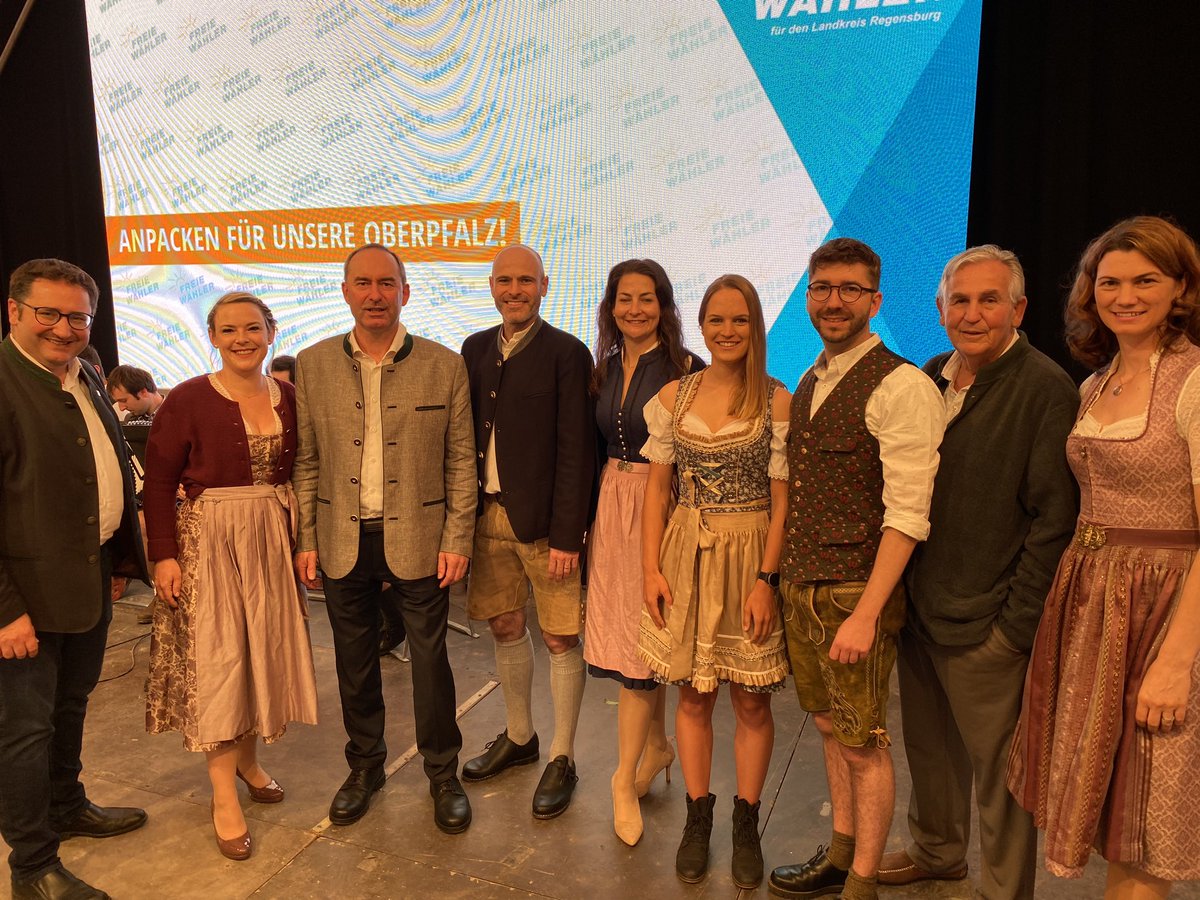 Kundgebung #FREIEWÄHLER Dult Regensburg, volles Zelt, 1000 Besucher. Für vernünftige Politik der Mitte, Eigentum schützen, Erbschaftssteuer abschaffen! Bei Gebäude-Energiegesetz gehen die Leute an die Decke! Sofort stoppen! Gegen unkontrollierte Zuwanderung. #Aiwanger