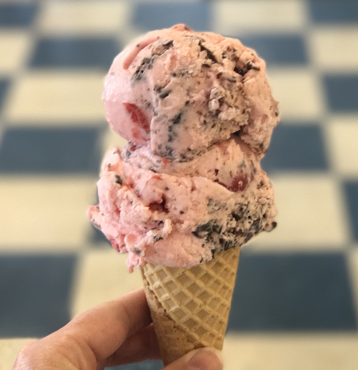 Don’t forget your Sunday afternoon ice cream run!🍦 #yeolefashioned #chseats #holycityeats #chucktowneats #eaterchs #bitesofchs #chstoday #charleston #familyowned #hotdogs #BLTs #sandwiches #icecream #burgers #milkshakes #sundaes