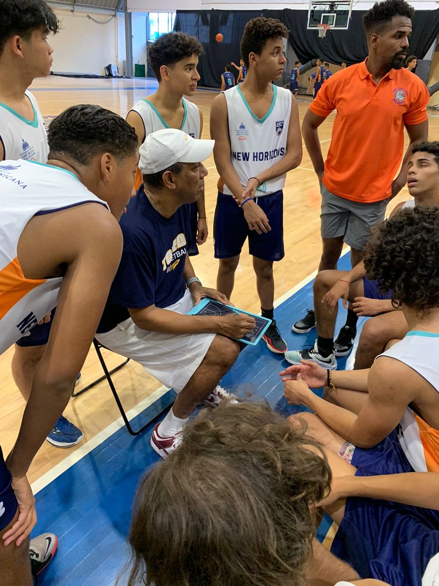 ARenLosDeportes's tweet photo. El colegio Nuevo Horizonte dirigido por el ex selección nacional, Baker López. Esa es la idea, los que fueron, enseñen a los nuevos valores. Todo esto parte de la LBC que organiza ⁦@INEFIRDOFICIAL⁩ @dorevicioso⁩ https://t.co/Du91XGnX1U