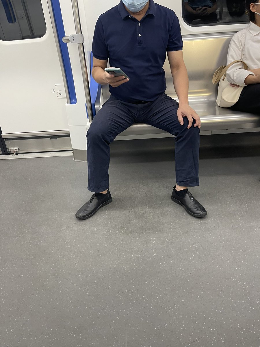 md06k's tweet photo. 每次看到帅大叔都会忍不住多看几眼，就是皮鞋不太好看 https://t.co/O8fto0WOPX