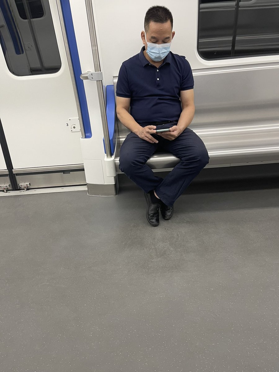 md06k's tweet photo. 每次看到帅大叔都会忍不住多看几眼，就是皮鞋不太好看 https://t.co/O8fto0WOPX