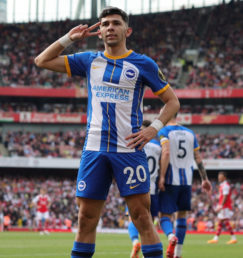 Juezcentral's tweet photo. Julio Enciso, el pibe de 19 años que puede decir que ya le anotó de visitante tanto al Arsenal como al Chelsea. Puro talento paraguayo. https://t.co/Dcru96r4o6