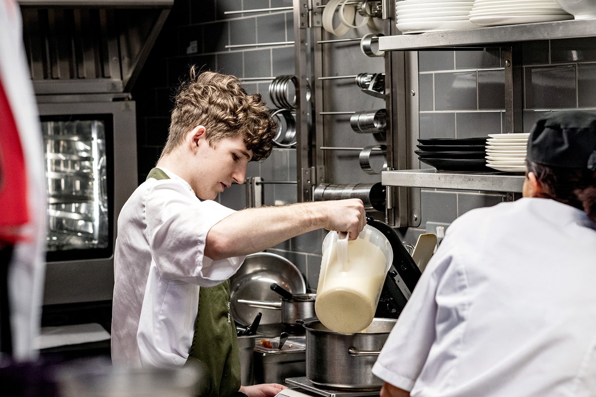 In the Old Bank kitchen, our talented chefs take a collaborative approach to service 👨‍🍳 Cooking side by side, everyone’s responsible for their own section, while ensuring that each element of every dish is executed to perfection, together as a team 💪

#cheflife #inthekitchen