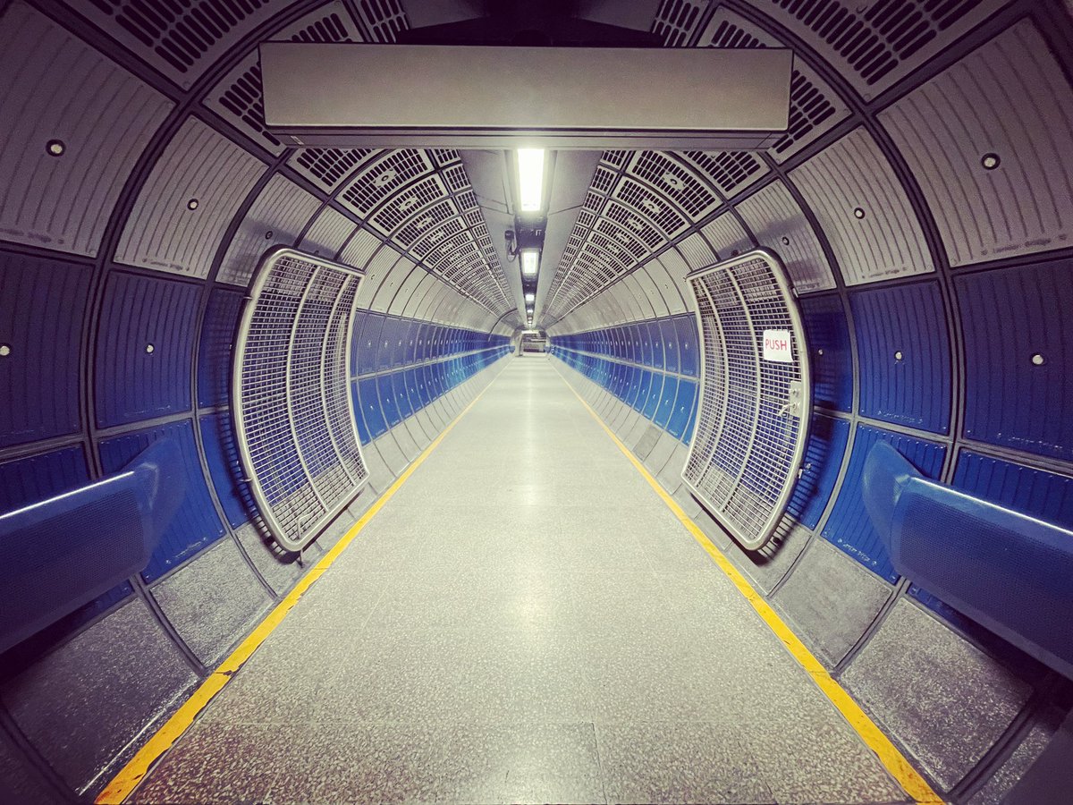 flepalec's tweet photo. #kubrick #2001 #londontube https://t.co/AGRqKmk6yc