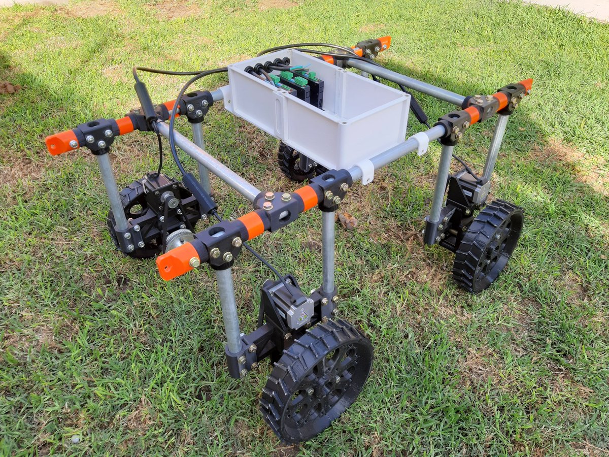 EslavaSmart's tweet photo. #domingoderobots en #Pergamino
Logré instalar el gabinete eléctrico dentro del chasis estructural del #robot
Listo para conectar motores y volver al trabajo de control.
#agtech #argentina https://t.co/SpPvhsy2e9