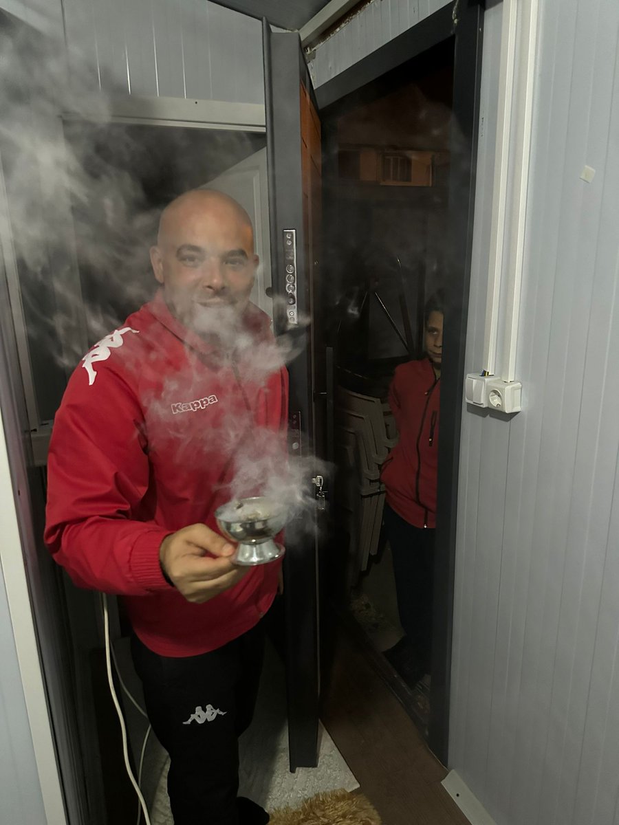 MustafaAltiok31's tweet photo. #Antakya mizin manevi kültürlerinden #Bahur.Yakılan bu bahurun Ülkemizin selamet ve afiyeti ile birlikte işlerimizi bize kolaylaştır.
Yolculuğumuzda bize yoldaş ve ailelerimizin bir arada şehrimizin tekrar ayağa kalkıp birlikte yaşayacağmiz günlere kavuştur.
#Hatay #DepremiUnutma https://t.co/yYiZc4Hlmk