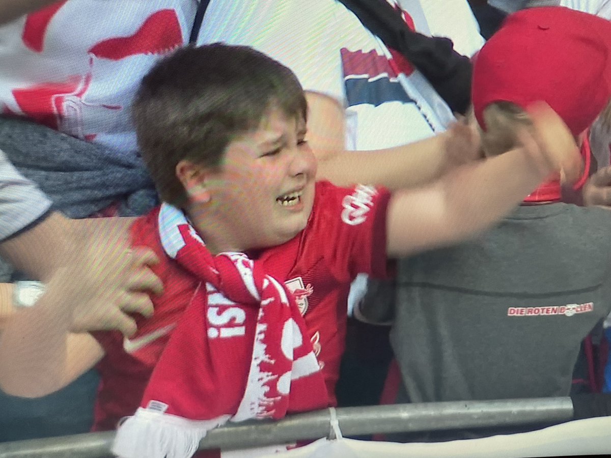 Diesem Jungen muss geholfen werden. Offensichtlich ist er gezwungen dieses Trikot und diesen Schal zu tragen. Schau nicht weg! Rettet Leben!