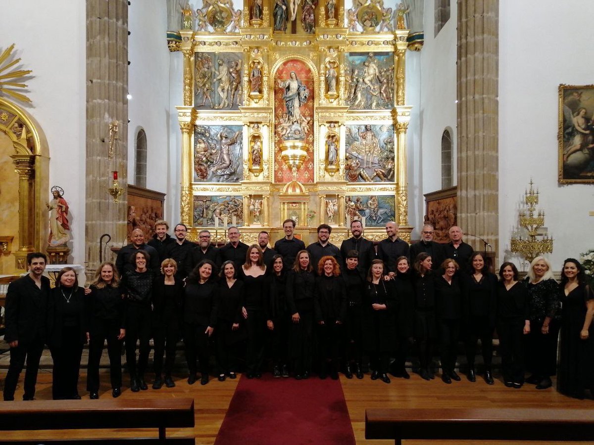Todo buen concierto se merece una foto de grupo final.
Gracias a todos los que hicisteis posible que disfrutaremos juntos de la música!
I Ciclo de Música Sacra Miraflores de la Sierra.
Coro Xenakis
Camila Oria (soprano)
Alicia Berri (mezzo)
Carlos Díez (piano)
Aiblín Brito (dir)