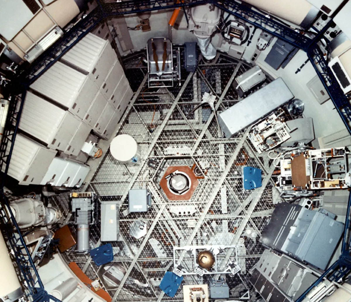 Hunor10's tweet photo. @airandspace #Skylab50 #ApolloCasettes #ApolloGuidanceComputer #GRiDCompass A few crumbs of technology, here and there. 
https://t.co/V4wpbTxoM5 https://t.co/FdL7csVFCy