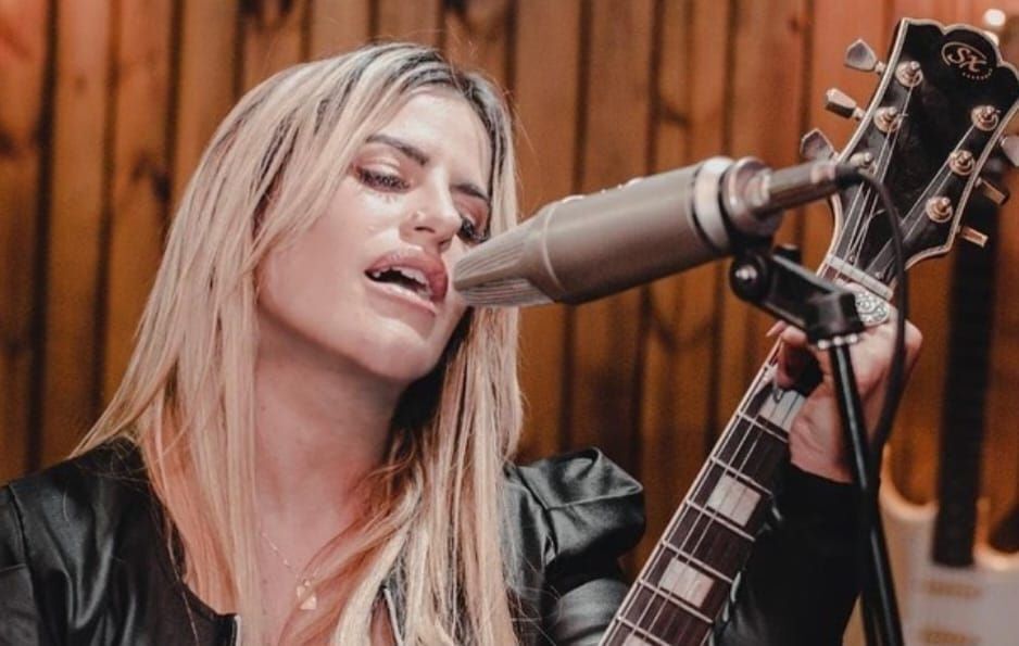 LA CANTANTE PAULA CABRERO, TAMBIÉN COMPOSITORA, ACTRIZ Y DISEÑADORA, LANZA DISCO CON TEMAS QUE TENDRÁN «UN ESTILO PROPIO», EN DONDE ADEMÁS SE DESTACAN SU VOZ Y SU PASIÓN POR LA MÚSICA PORQUE: «ES MI ADN». ift.tt/QTczyoK