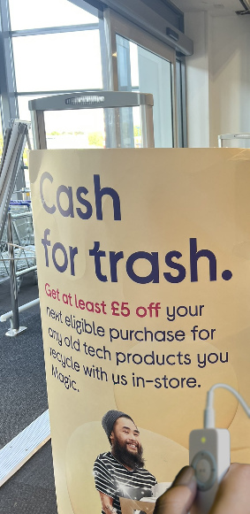 SuperLad487's tweet photo. My girlfriend today recycled a old iPod from 2003 which still works! Thank you JP from Mile end currys for the help #CurrysCashforTrash https://t.co/lwLku4ygyG