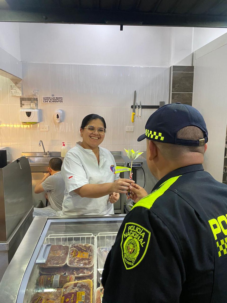 Policiantioquia's tweet photo. En el Día de las Madres promovemos la prevención de la violencia contra la mujer. Es importante reconocer el amor y la dedicación de las madres en nuestras vidas, y crear conciencia sobre la importancia de respetar y proteger a las mujeres en nuestra sociedad. #CelebremosEnPaz https://t.co/rAie0YCw5X